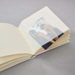 369088_SK_HL_Wedding_Album_Event_mit_Banderole_Chamois_WEB