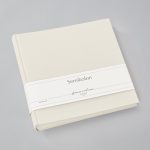 369088_SK_HL_Wedding_Album_Event_mit_Banderole_Chamois_WEB