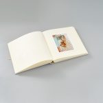 371958_SK_Petit_Atelier_Album_Event_Large_Warm_Sand_mit_Banderole_Webshop (1)